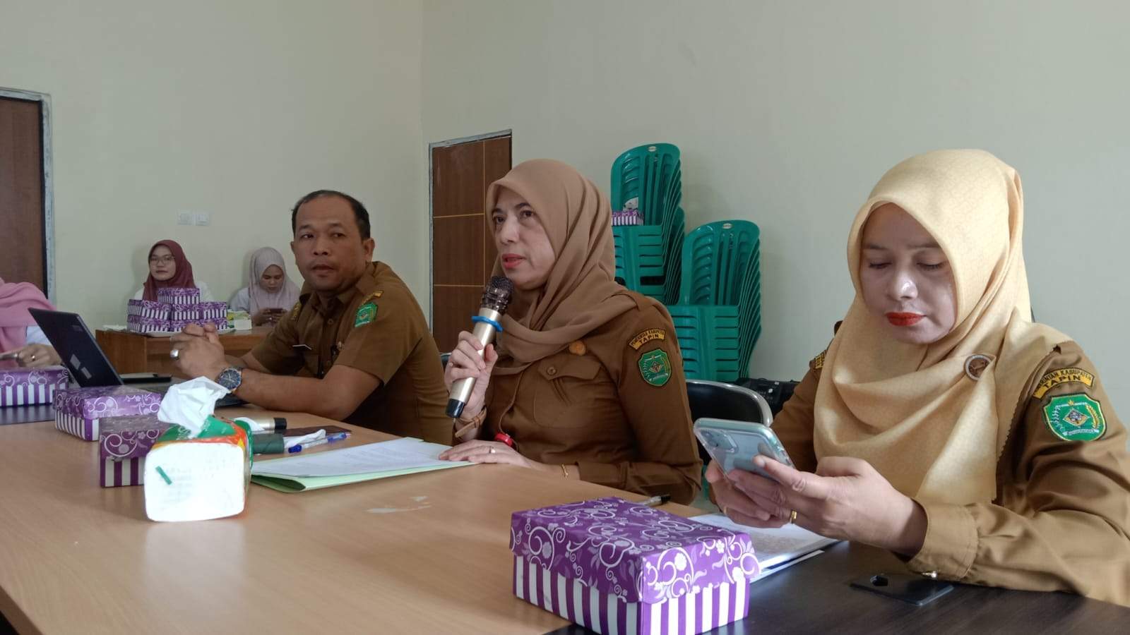 Kepala Badan Kesbangpol Tapin Hj Aulia Ulfah SE MM saat memberikan sambutan dan arahan pada kegiatan survei indeks kewaspadaan nasional yang dilaksanakan badan Kesbangpol Tapin.