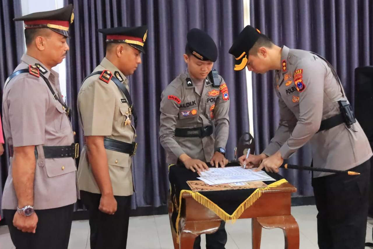 Kapolres Tabalong, AKBP Wahyu Ismoyo Jayawardana menandatangani berita acara. Foto: Humas Polres Tabalong