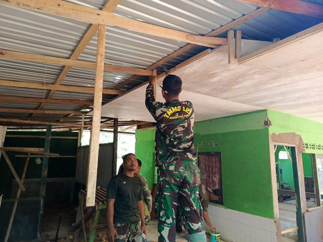 Satgas TMMD ke 121 Kodim 1003/HSS saat mempercepat perehapan Langgar Istiqal. Foto Pendim HSS