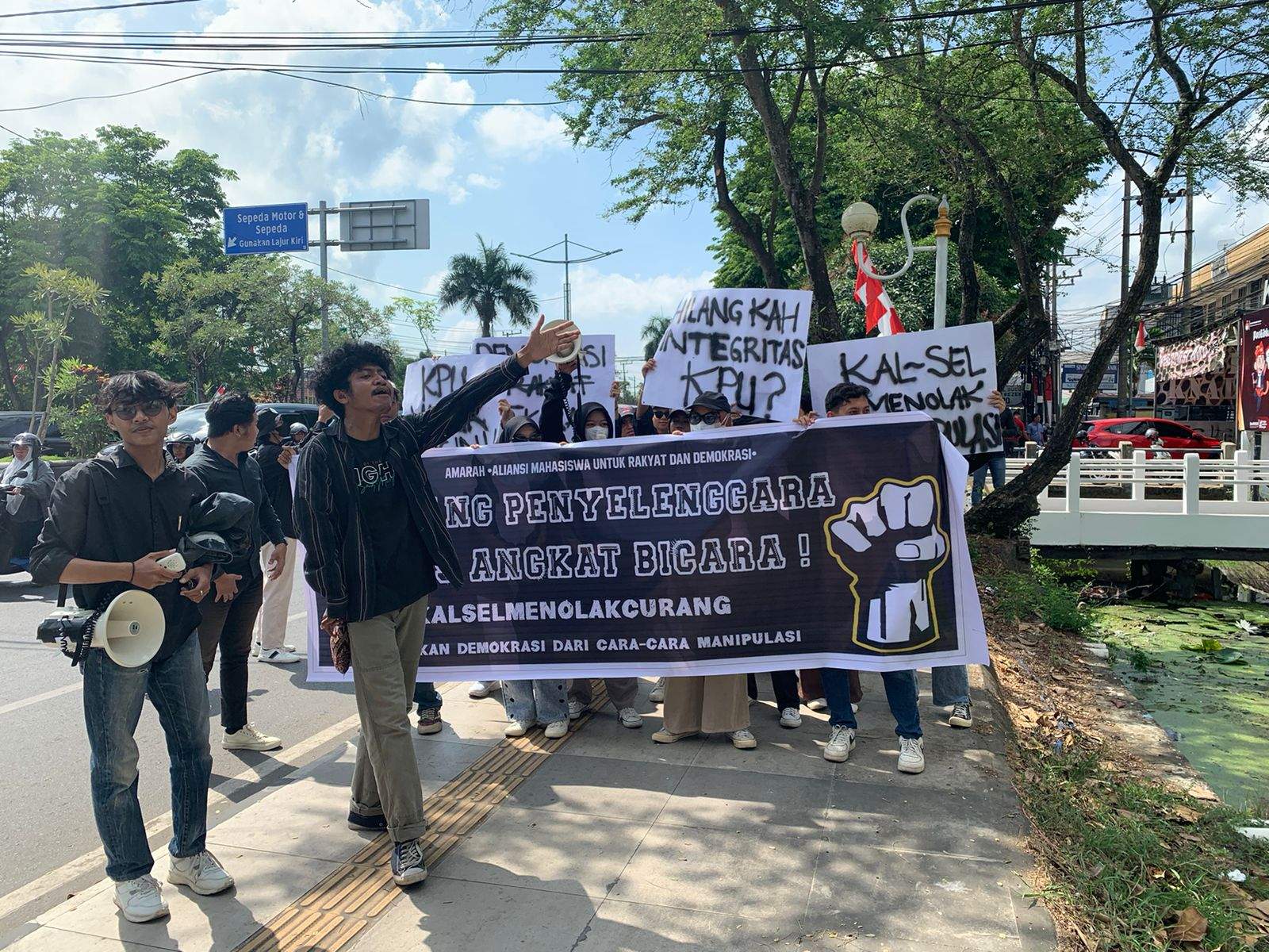 Mahasiswa yang tergabung dalam Aliansi Mahasiswa untuk Rakyat dan Demokrasi (Amarah) menggelar aksi unjuk rasa di Kantor KPU Kalsel di Jalan Ahmad Yani KM 3 Banjarmasin, Selasa (20/8/2024). Foto: Ikhsan/lenterakalimantan.com