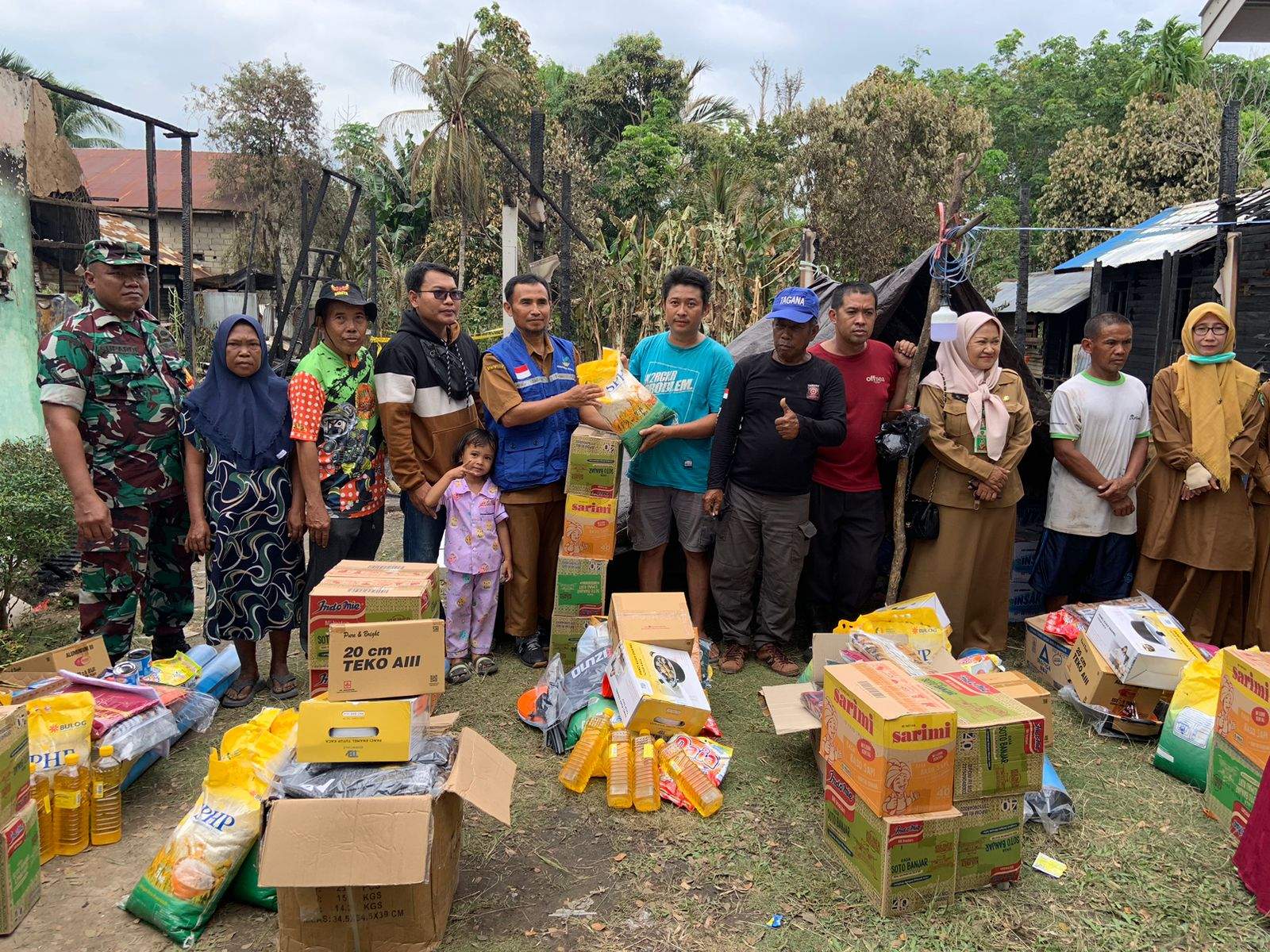 Dinas Sosial Kabupaten Tapin saat menyerahkan bantuan korban kebakaran di dusun Serawi, Kelurahan Binuang, Kecamatan Binuang, Selasa (20/08).