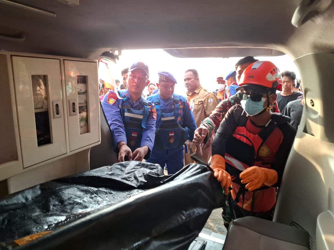 Jasad Panji Maulana Malik (30) di masukan ke ambulan menuju RSUD Ulin Banjarmasin. Foto: Basarnas Banjarmasin