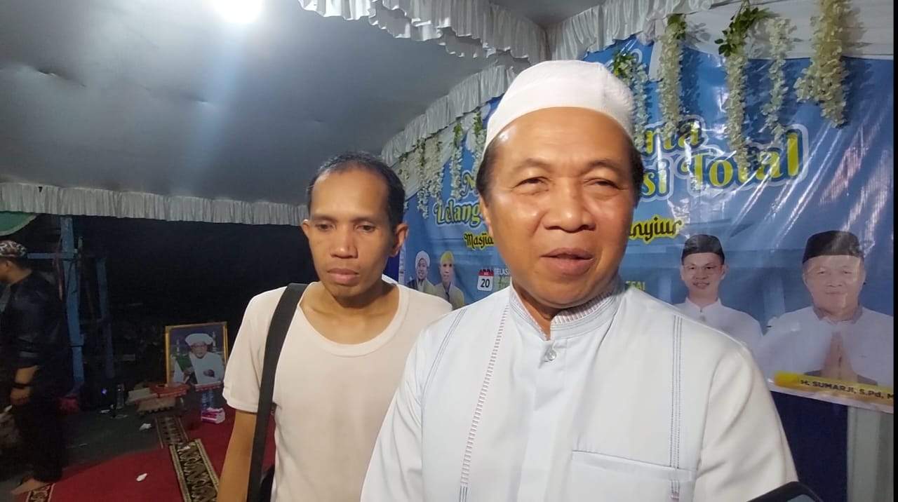 H. Sumarji bersama Ustadz Hasanuddin saat wawancara bersama awak media di acara Safrah Amal dan lelang amal Masjid Nurul Huda di Desa Banyiur, Kecamatan Anjir Pasar, Batola. Foto: Muhammad Tamyiz/lenterakalimantan.com