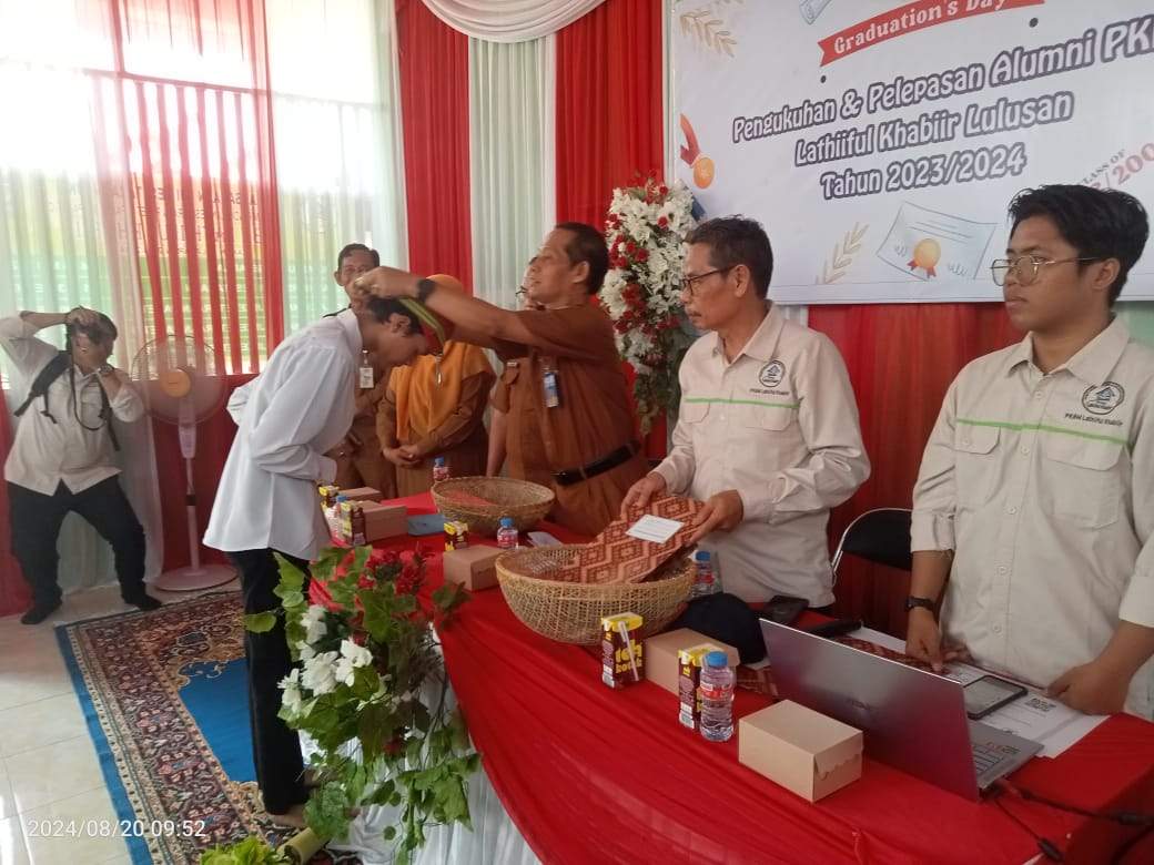 Pusat Kegiatan Belajar Masyarakat (PKBM) Lathiiful Khabiir menggelar pengukuhan dan pelepasan alumni untuk tahun ajaran 2023/2024 di Aula Pelatihan Lathiiful Khabiir, Selasa (20/08/24).