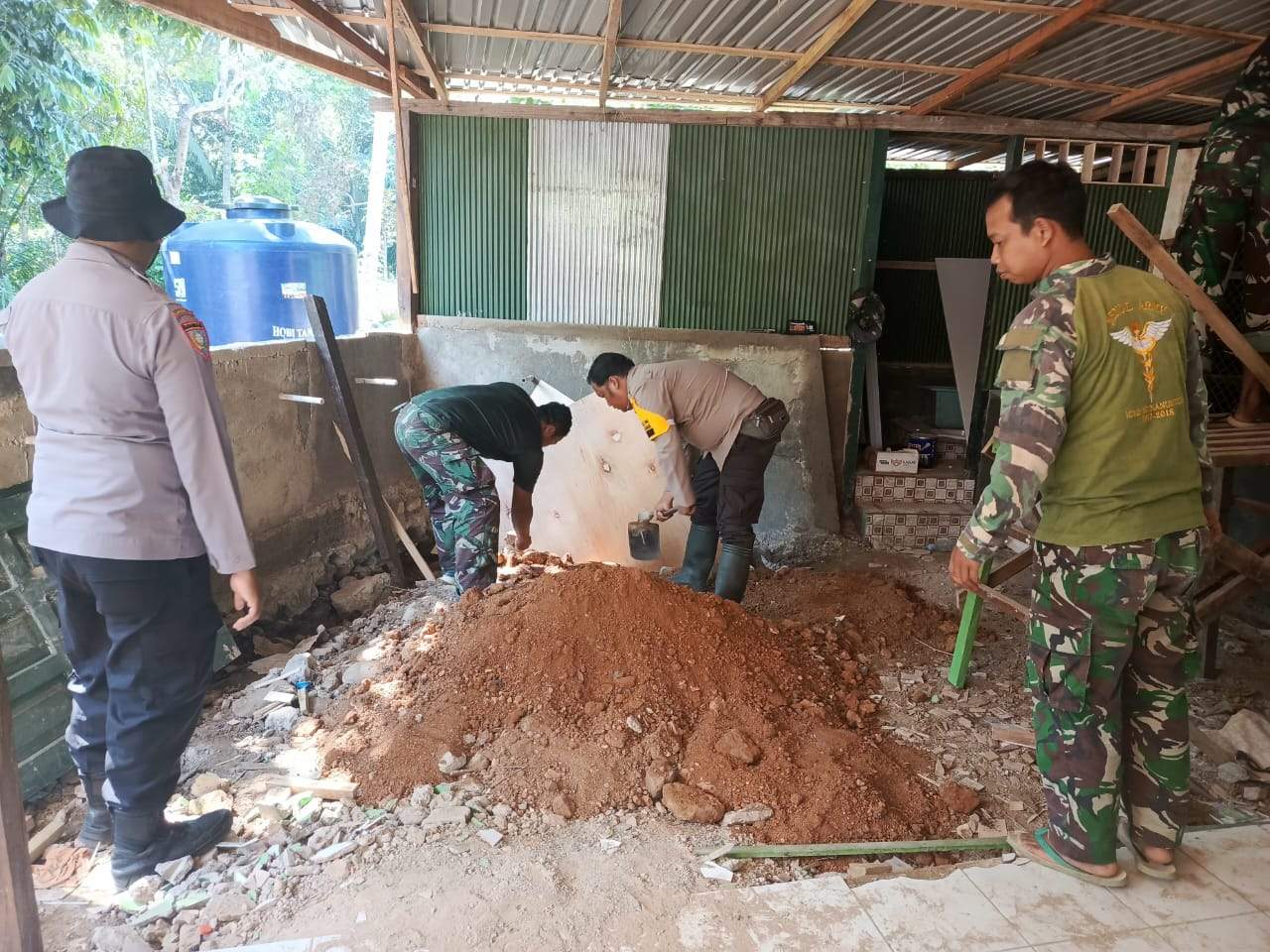 TNI, Polri dan masyarakat yang tampak kompak bergotong-royong rampungkan sasaran TMMD Ke 121 Kodim HSS. Foto Pendim 1003/HSS