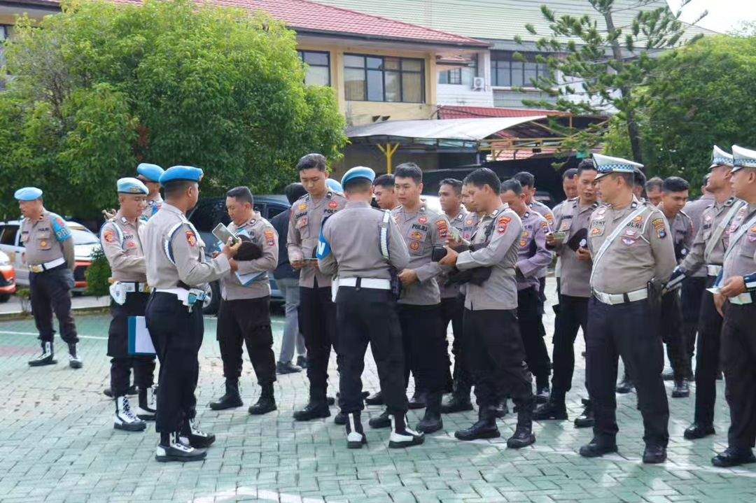Tim Pelaksana Gaktibplin lakukan pemeriksaan kelengkapan kepada personil Polresta Banjarmasin, Kamis (22/8/24). Foto: Humas Polresta Banjarmasin.
