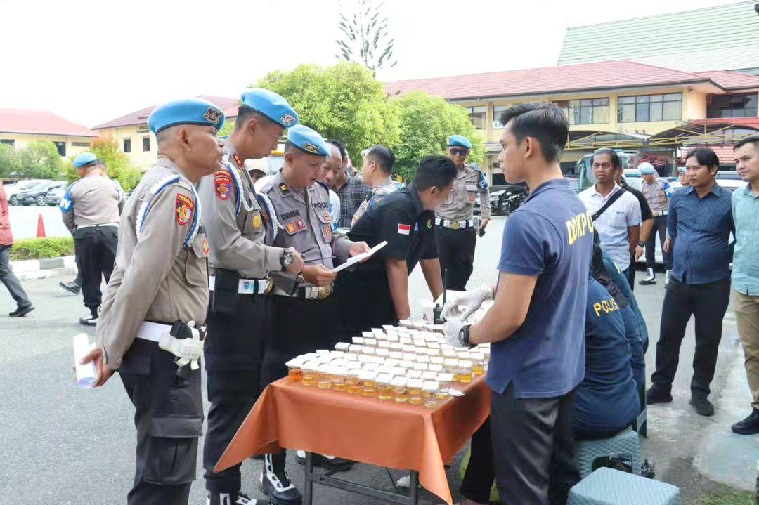 Tim Pelaksana Gaktibplin saat memeriksa hasil test urine jajaran Polresta Banjarmasin agar terhindar dari penyalahgunaan narkoba, Kamis (22/8/24).