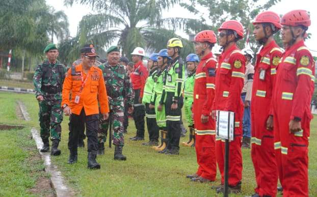 Saat hujan deras, Kalak BPBD Balangan, Rahmi, didampingi personel Kodim 1001/HSU-Balangan, melakukan pengecekan personel gabungan kesiapsiagaan bencana 2024 di Halaman Kantor Bupati Balangan, Paringin Selatan, Kamis (22/8/2024). Foto: Windi/lenterakalimantan.com