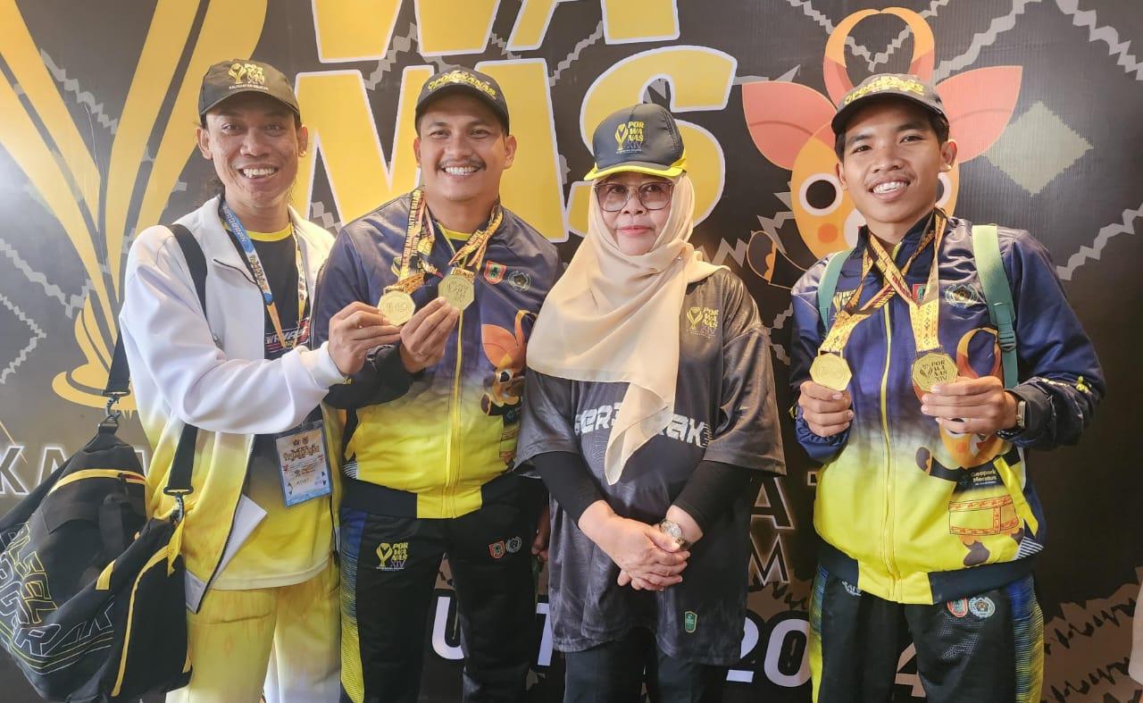 Foto bersama Pj Bupati Tabalong, Hj Hamida Munawarah dengan atlet wartawan asal Kabupaten Tabalong yang mengukuti Cabor Balogo dan E-sport dalam ajang Porwanas ke XIV di Kalsel. Foto: JM/lenterakalimantan