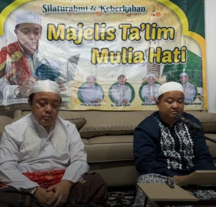 H. Rosehan Noor Bahri saat duduk sambil mengikuti lantunan Rawi pembacaan Simtudduror. Foto: @rosehanku