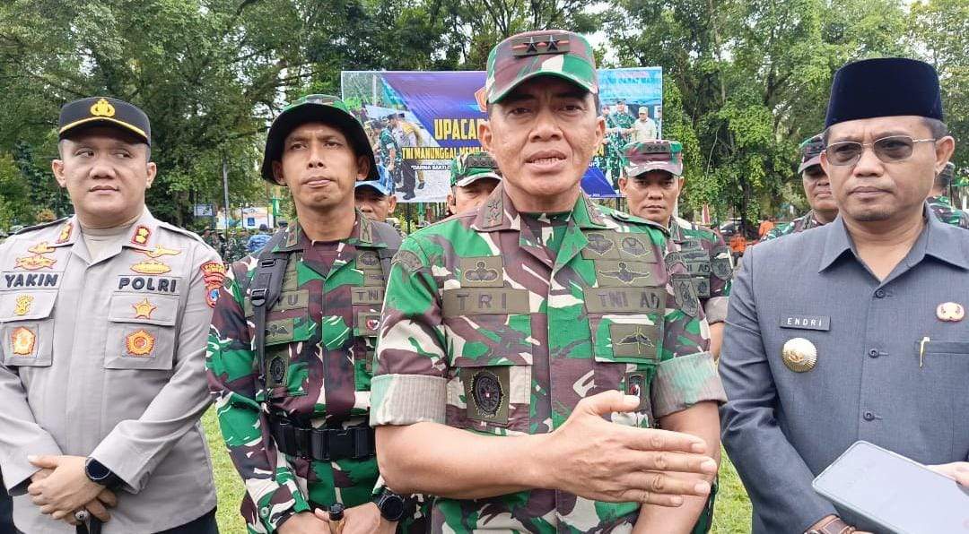 Pangdam VI/Mlw, Mayjen TNI Tri Budi Utomo usai menutup TMMD ke 121 Kodim 1003/HSS. Foto Pendim HSS