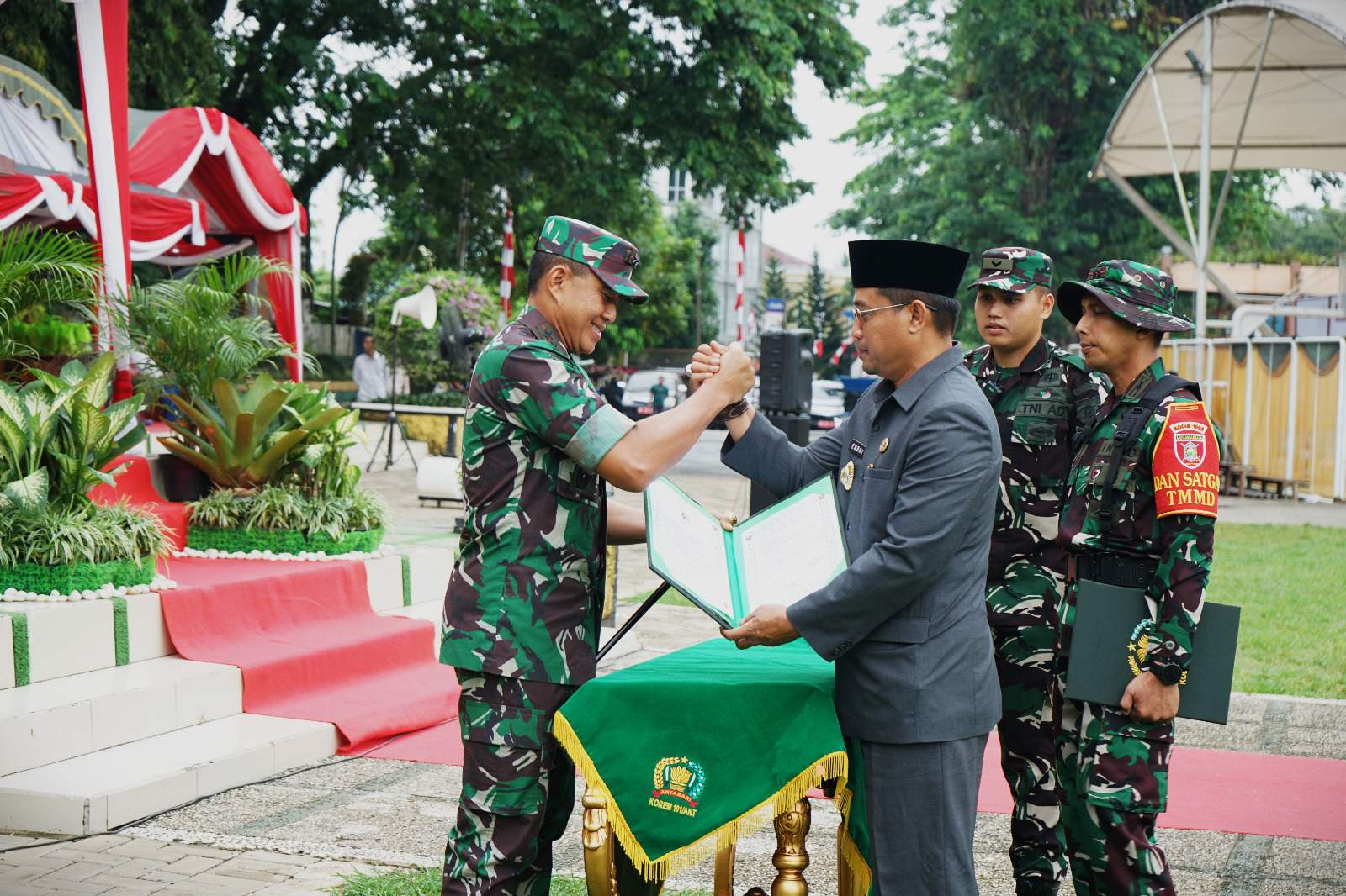 Penyerahan naskah hasil pekerjaan yang menandai berakhirnya TMMD Ke 121 Kodim 1003/HSS. Foto Pendim 1003/HSS