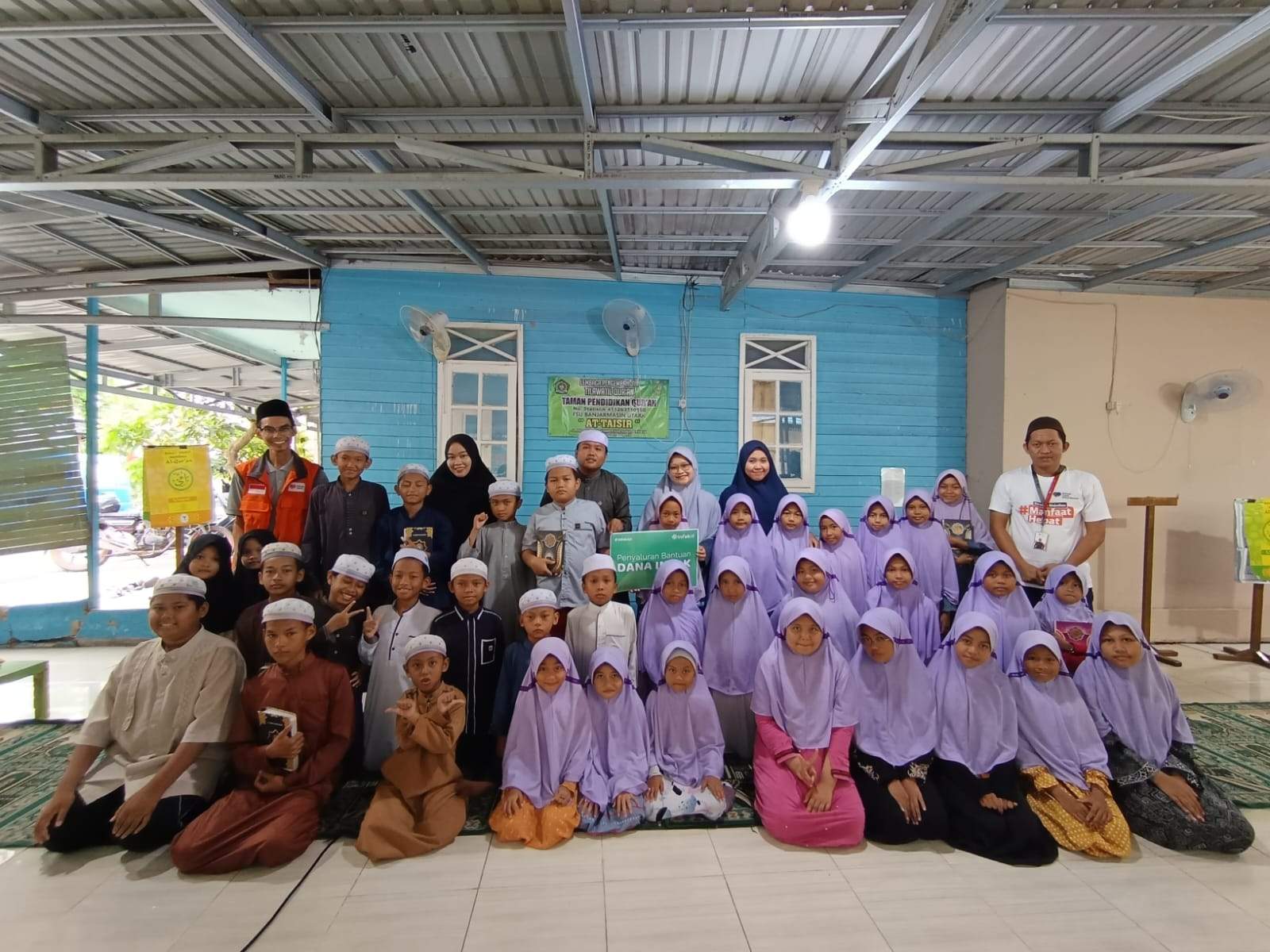 Sesi foto bersama seluruh ustaz dan ustazah TPQ At Taisir bersama Rumah Zakat Kalsel, Jumat (23/8/24).