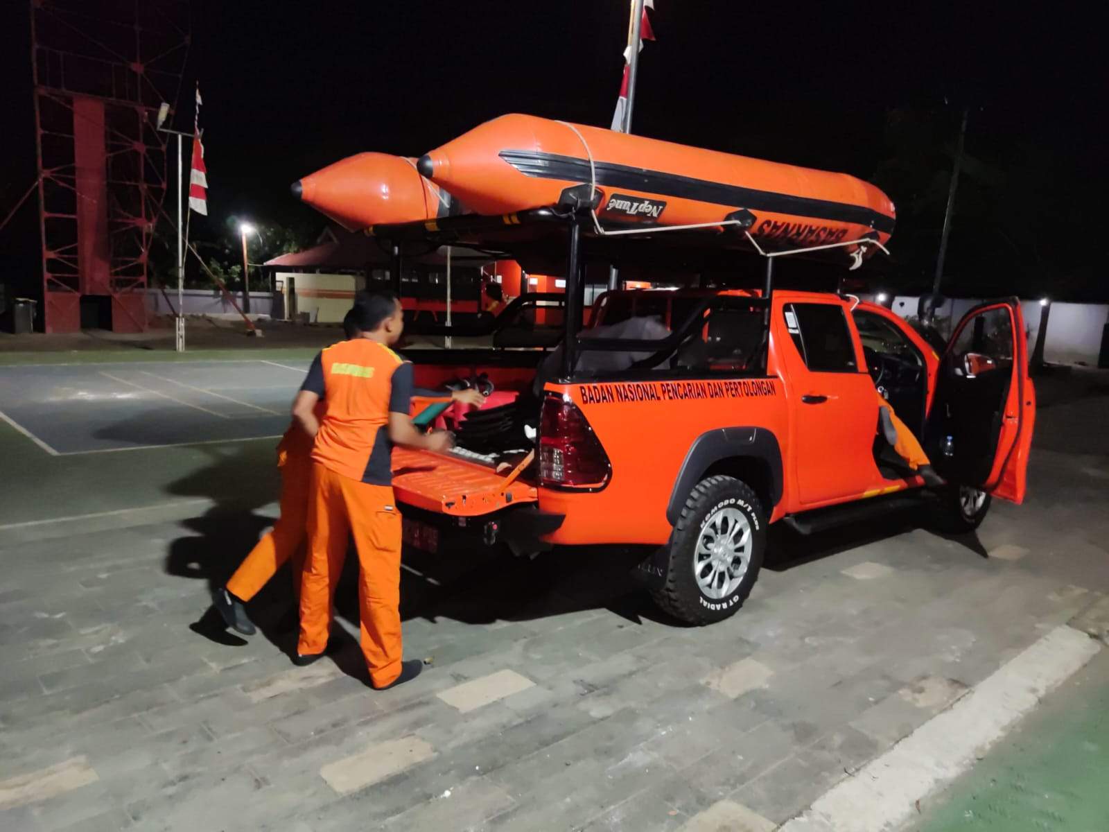 Tim Rescue Basarnas Banjarmasin lakukan persiapan guna melakukan proses pencarian korban tenggelam di Sungai Martapura, Sabtu (24/8/24). Foto: Basarnas Banjarmasin