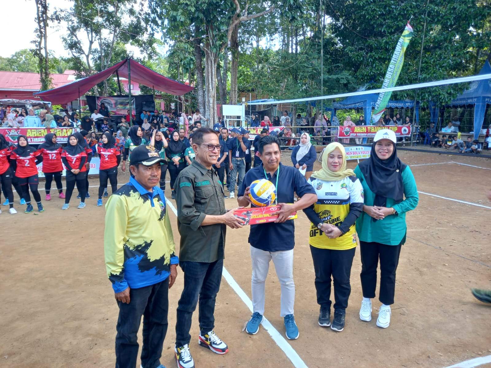 Sekda Kotabaru, Said Akhmad, membuka turnamen Bola Voli Putri Aren Tirawan Cup 2024 di Desa Tirawan. Foto: Putri/lenterakalimantan.com