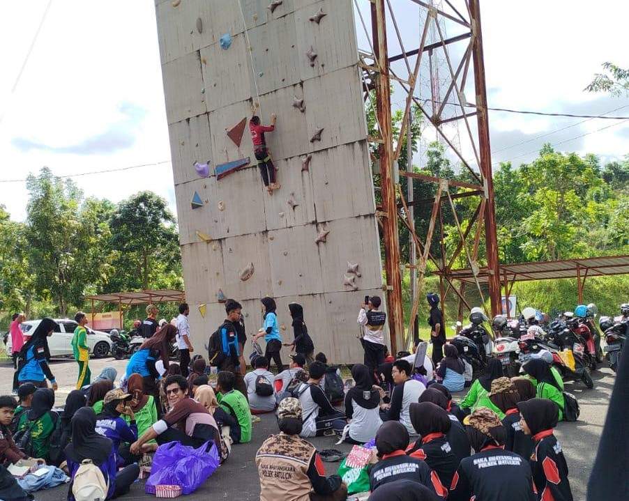 Antusias peserta dari pelajar jenjang SMP dan SMA tampak mengikuti tahapanan open rekrutmen Atlet Panjat Tebing yang diselenggarakan oleh FPTI Kabupaten Tanah Bumbu di lapangan Dinding Lead/Speed FPTI, Lapangan Tembak Polres Tanah Bumbu, Minggu (25/8/2024). Foto: Arif/lenterakalimantan.com