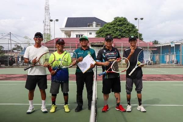 Pj Bupati Tapin, M. Syarifuddin beserta patner sebelum bertanding pada pertandingan persahabatan tenis lapangan antar SKPD yang dilaksanakan di Lapangan Tenis Tapin Putran, Minggu (25/8/2024).
