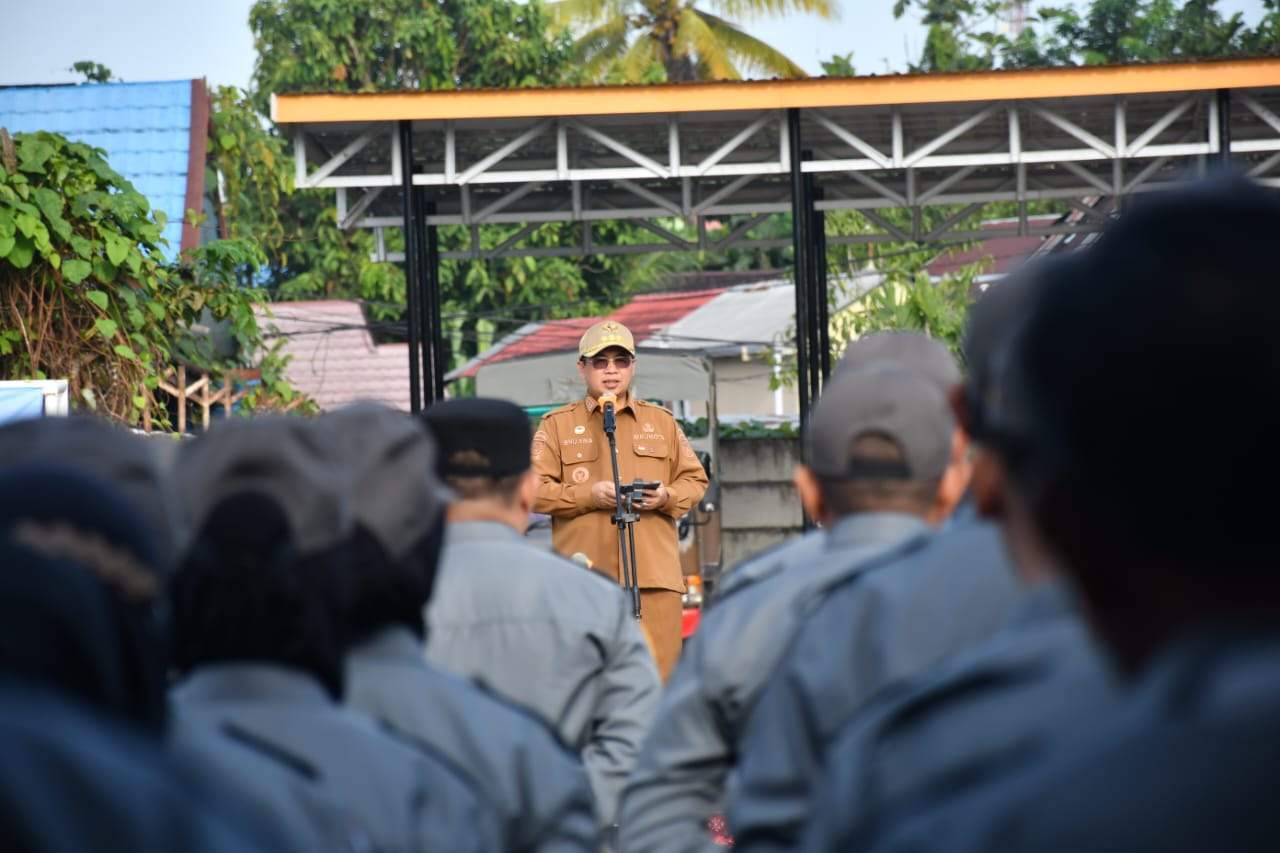 Walikota Banjarmasin saat memimpin apel Pasukan Satuan Perlindungan Masyarakat (Satlinmas) kota Banjarmasin, yang berlangsung di halaman kantor Satpol PP Kota Banjarmasin. Senin (26/8/24). Foto: Humas Satpol PP Kota Banjarmasin