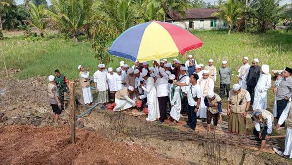 Bupati Balangan, Abdul Hadi, diwakili oleh Kepala Kesbangpol setempat di kegaiatan peletakan batu pertama pembangunan majelis tal'lim di Desa Sungai Awang, Lampihong, Balangan. Foto: Panitia Pembangunan