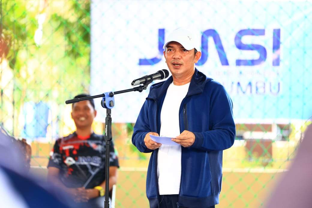 Staf Ahli Bupati, M. Putu Wisnu Wardhana, memberikan sambutan di Lapangan Futsal Kejari Tanbu. Foto: JMSI Tanbu