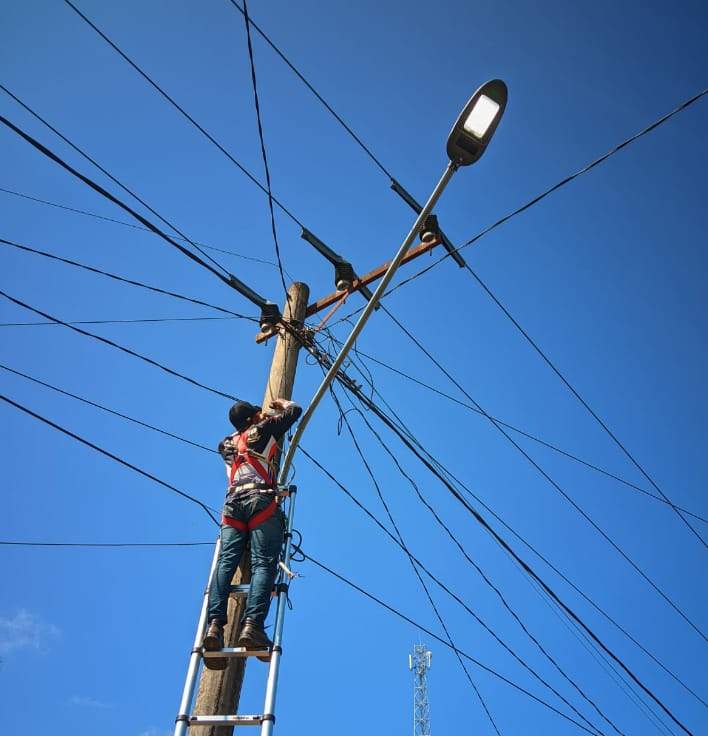Petugas Dishub Balangan melakukan memasangan alat PJU untuk memerluas areal penerangan di salah satu ruas jalan di Paringin, Kabupaten Balangan. Foto: Dishub Balangan