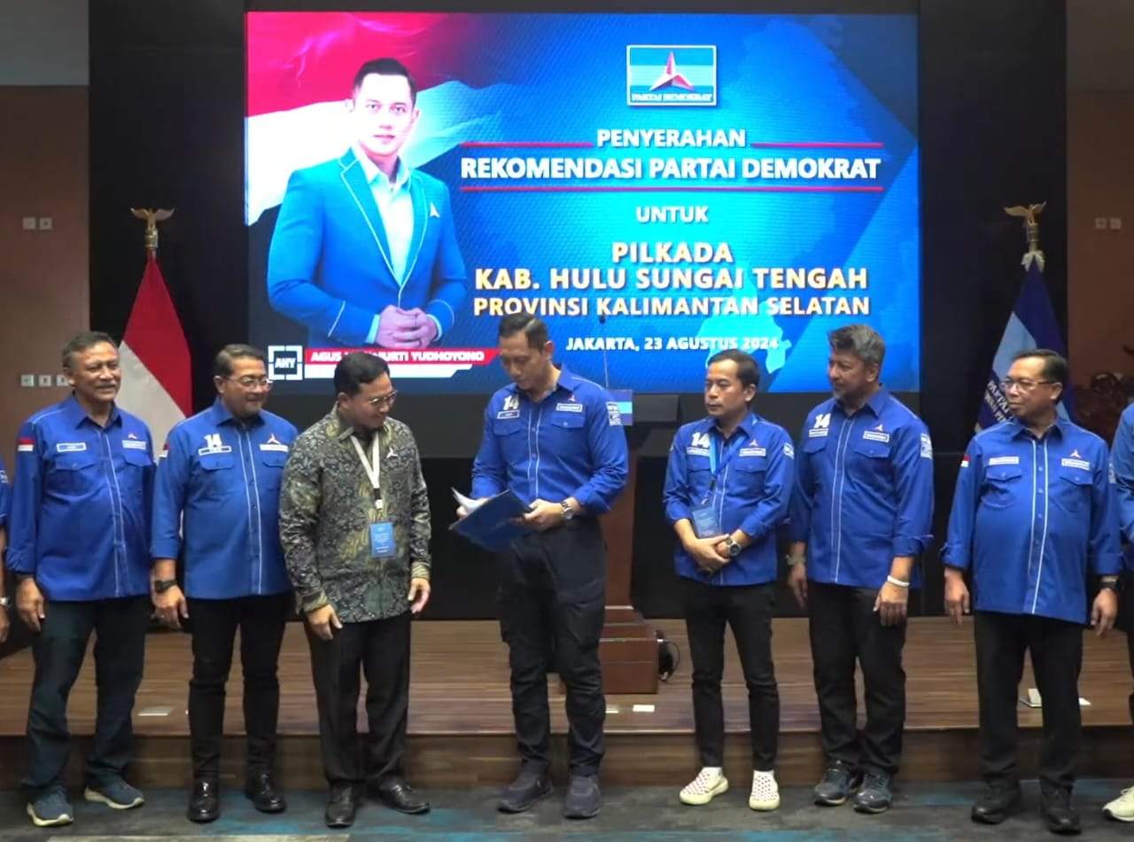 Bupati HST incumbent H Aulia Oktafiandi saat menerima SK rekomendasi dari DPP Partai Demokrat. Foto: Istimewa