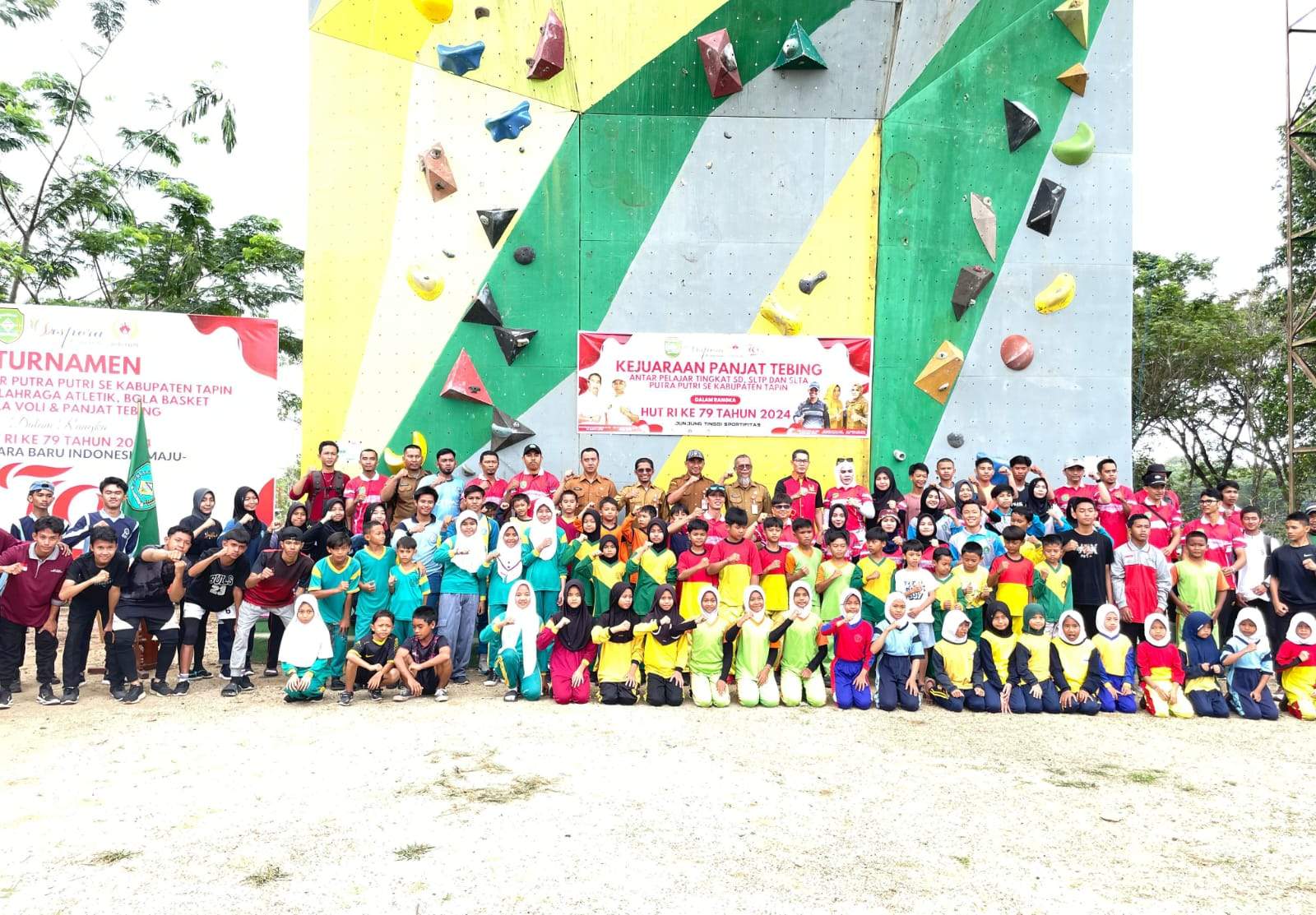 Foto bersama pada pembukaan kejuaraan Panjat Tebing Tingkat Pelajar yang dibuka oleh Asisten Pemerintah dan Kesra H Zainal Abidin SSos MM.
