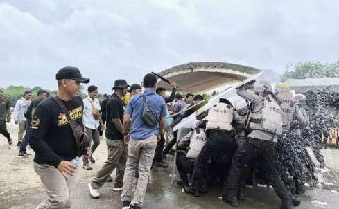 Jajaran Polres Balangan berusaha menghalangi aksi pendemo yang berbuat rusuh pada kegiatan simulasi Sispamkota Operasi Mantap Praja Intan 2024, sebagai bentuk kesiapsiagaan pengamanan pelaksanaan Pilkada Balangan 2024. Foto: Humas Polres Balangan