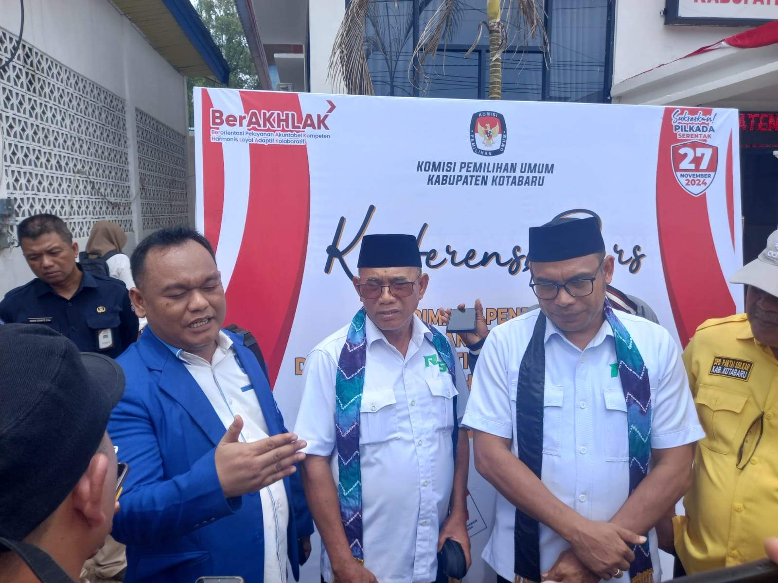 Paslon H Rusli dan Syairi Mukhlis mendaftarkan diri ke kantor KPU Kotabaru. Foto: Putri/lenterakalimantan.com