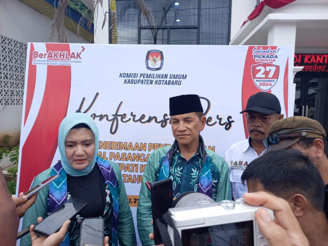 Paslon pilbup Hj Fatma Idiana dan Said Akhmad saat melakukan pendaftaran jalur perorangan ke KPU Kotabaru. Foto: Putri Selebew/lenterakalimantan.com