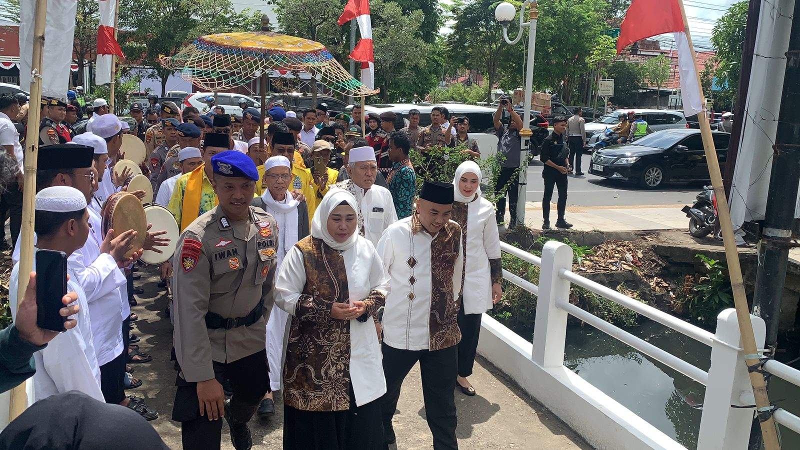Pasangan calon gubernur dan wakil gubernur Kalsel, Hj Raudatul Jannah-H Akhmad Rozanie resmi mendaftar ke KPU Kalsel, bertempat di Jalan Ahmad Yani KM 3,5 Banjarmasin, Rabu (28/8/2024) siang. Foto: Ikhsan/lenterakalimantan.com