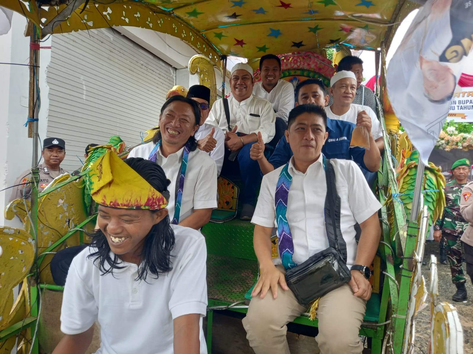 Paslon H. Iqbal Yudianoor dan H. Surya Wahyudi mendaftar saat menuju KPU Kotabaru . Foto: Anto/lenterakalimantan.com