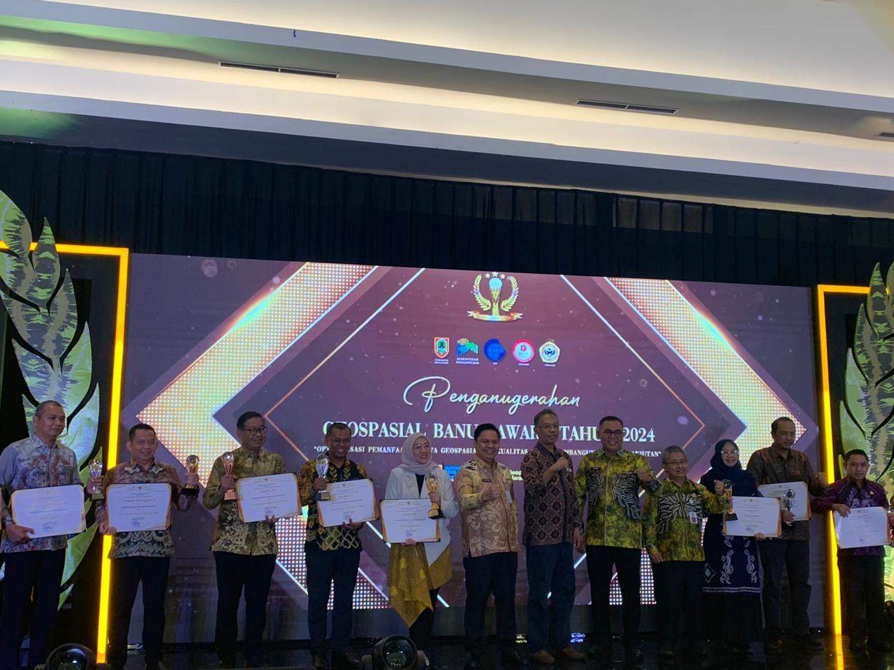 Pemprov Kalsel saat menggelar penganugerahan geospasial banua award 2024, bertempat di hotel Rattan Inn, Rabu (28/8/2024) malam. Foto: Ikhsan/lenterakalimantan.com
