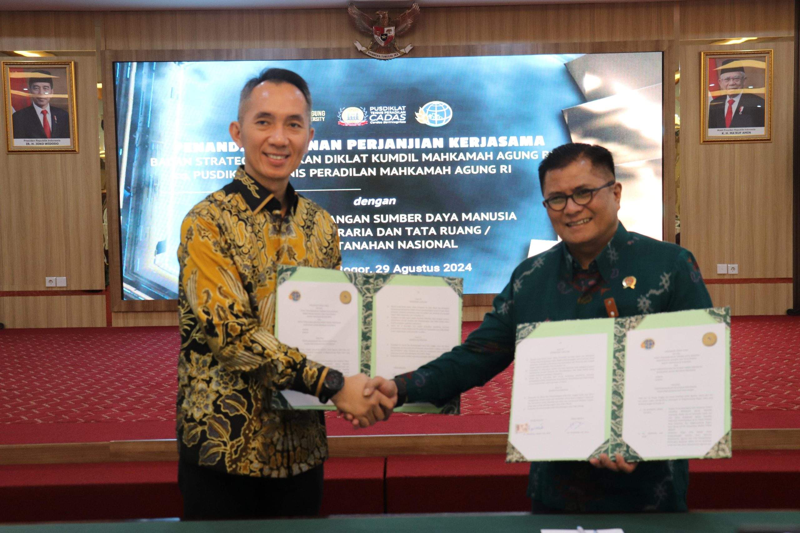 Penandatanganan perjanjian kerja sama Kementerian ATR/BPN dengan MA di Aula Badan Litbang Diklat Kumdil, MA, Megamendung, Kabupaten Bogor pada Kamis (29/08/2024). Foto: Kementerian ATR/BPN