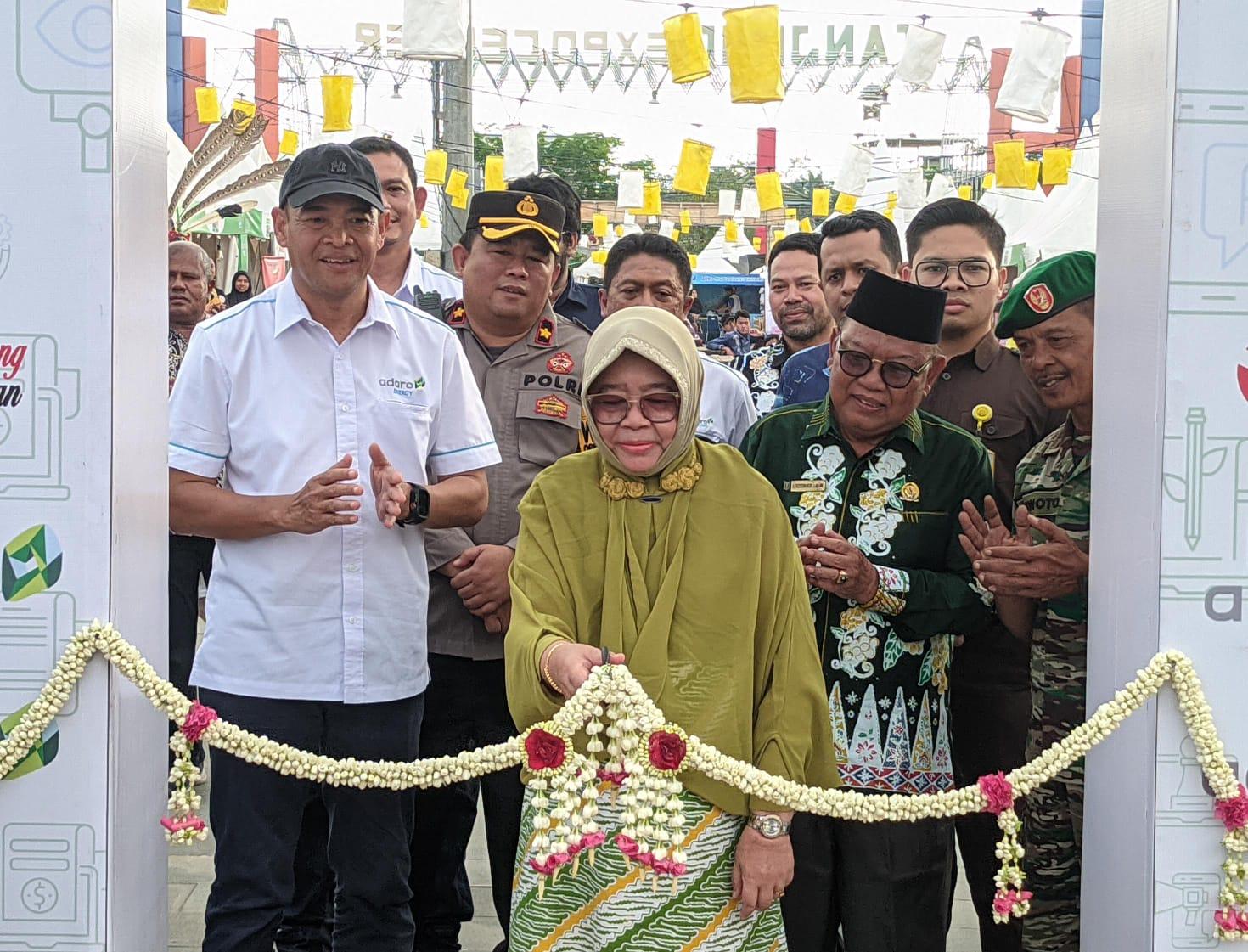 Pj Bupati Tabalong, Hj Hamida Munawarah memotong pita pembukaan acara Adarospectapreneur 5.0. Foto: JM/lenterakalimantan.com