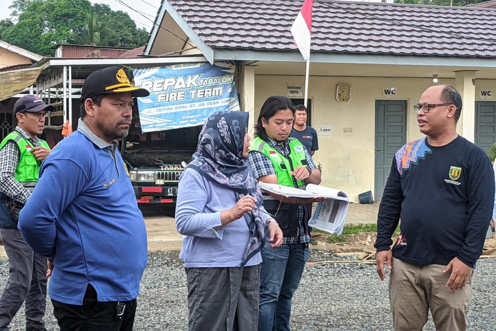 Pj Bupati Tabalong, Hj Hamida Munawarah saat meninjau area pembangunan revitalisasi Pasar Kapar, didampingi Kepala DKUPP Tabalong, H Syam'ani beserta jajaran. Foto: JM/lenterakalimantan.com