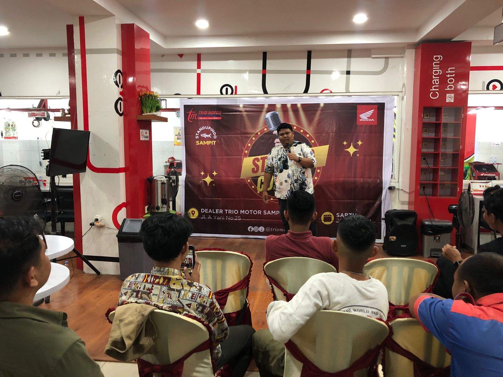 Trio Motor Sampit Gelar Stand Up Comedy Competition. Foto: Trio Motor