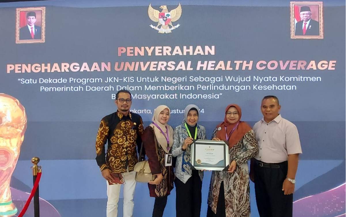 Pemerintah Kabupaten (Pemkab) Banjar raih penghargaan cakupan jaminan kesehatan Universal Health Coverage (UHC) Awards tahun 2024 Kategori Madya dari Menko Bidang Pembangunan Manusia dan Kebudayaan RI. Foto: Pemkab Banjar