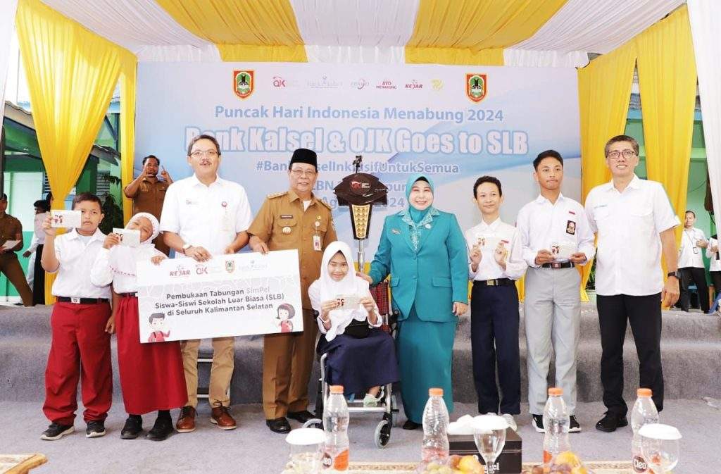 Paman Birin bersama Acil Odah berfoto bersama usai penyerahan buku tabungan dengan 5 orang siswa/siswi SLBN 2 Martapura. Foto: Yusnadianoor
