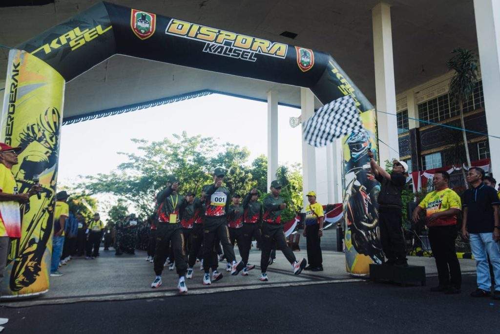 Gubernur Kalimantan Selatan, H. Sahbirin Noor atau Paman Birin melepas Lomba Gerak Jalan 20 km yang berlangsung di halaman Kantor Setdaprov Kalsel, Minggu (11/8/24)