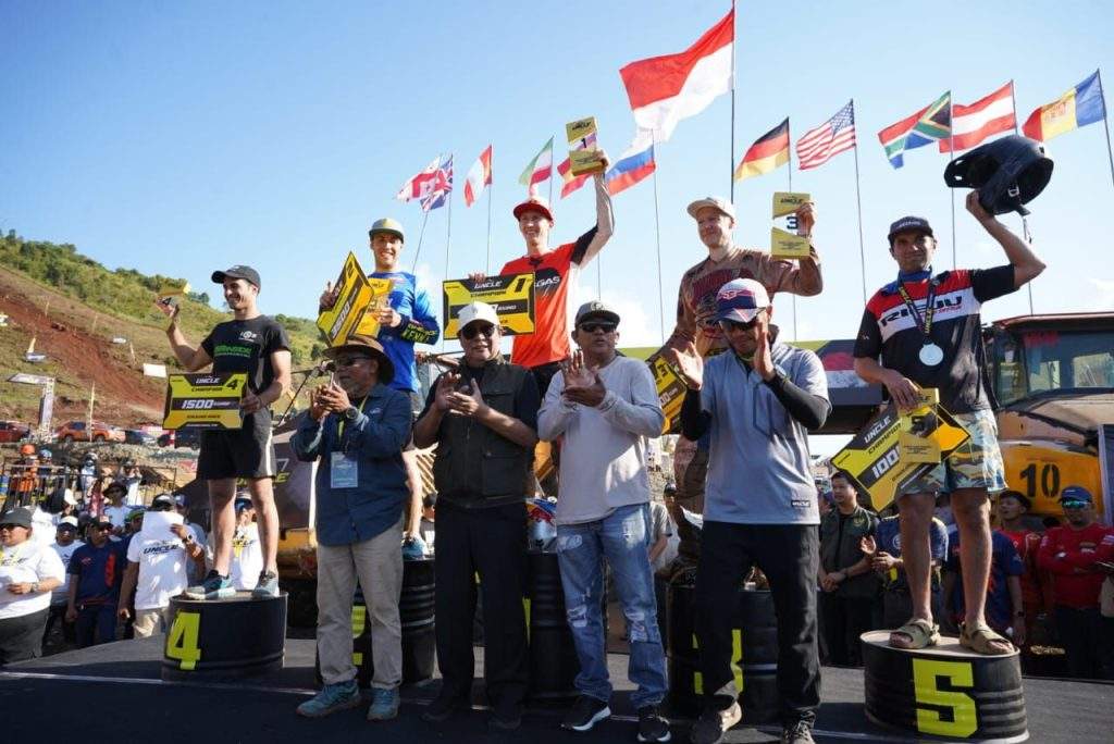 Gubernur Kalsel, H. Sahbirin Noor foto Bersama usai penyerahan trofi kepada para pemenang, Minggu (11/8/24)