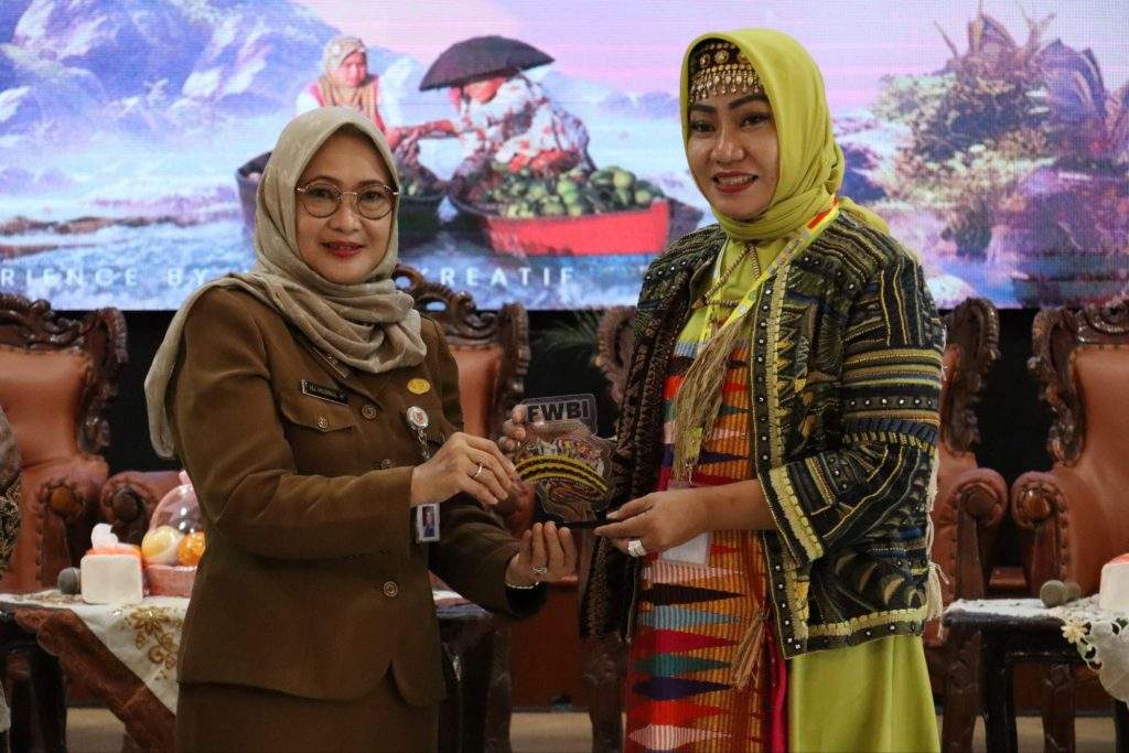 Staf Ahli Bidang Kemasyarakatan dan SDM, Husnul Khatimah menyerahkan cindramata kepada Ketua Sience dan Research NGO UNESCO untuk Asia, Amanah Asri, Selasa (13/8//24).