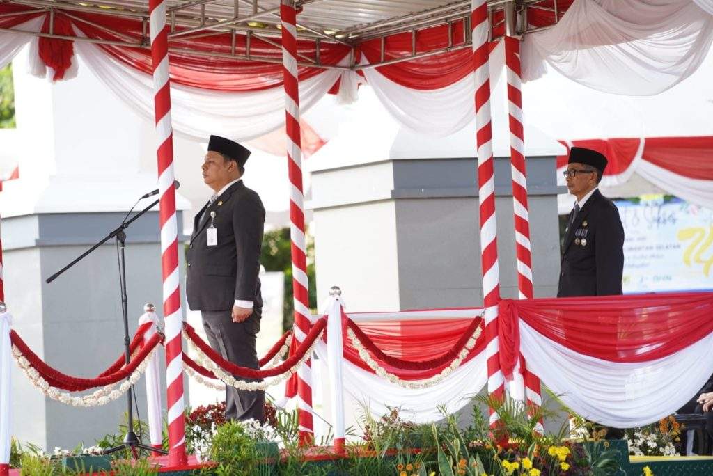 Sekretaris Daerah Provinsi (Sekdaprov) Kalsel, Roy Rizali Anwar pimpin upacara penurunan sangsaka Merah Putih halaman Kantor Gubernur Kalsel Banjarbaru berlangsung meriah dan penuh khidmat, Sabtu (17/8/24).