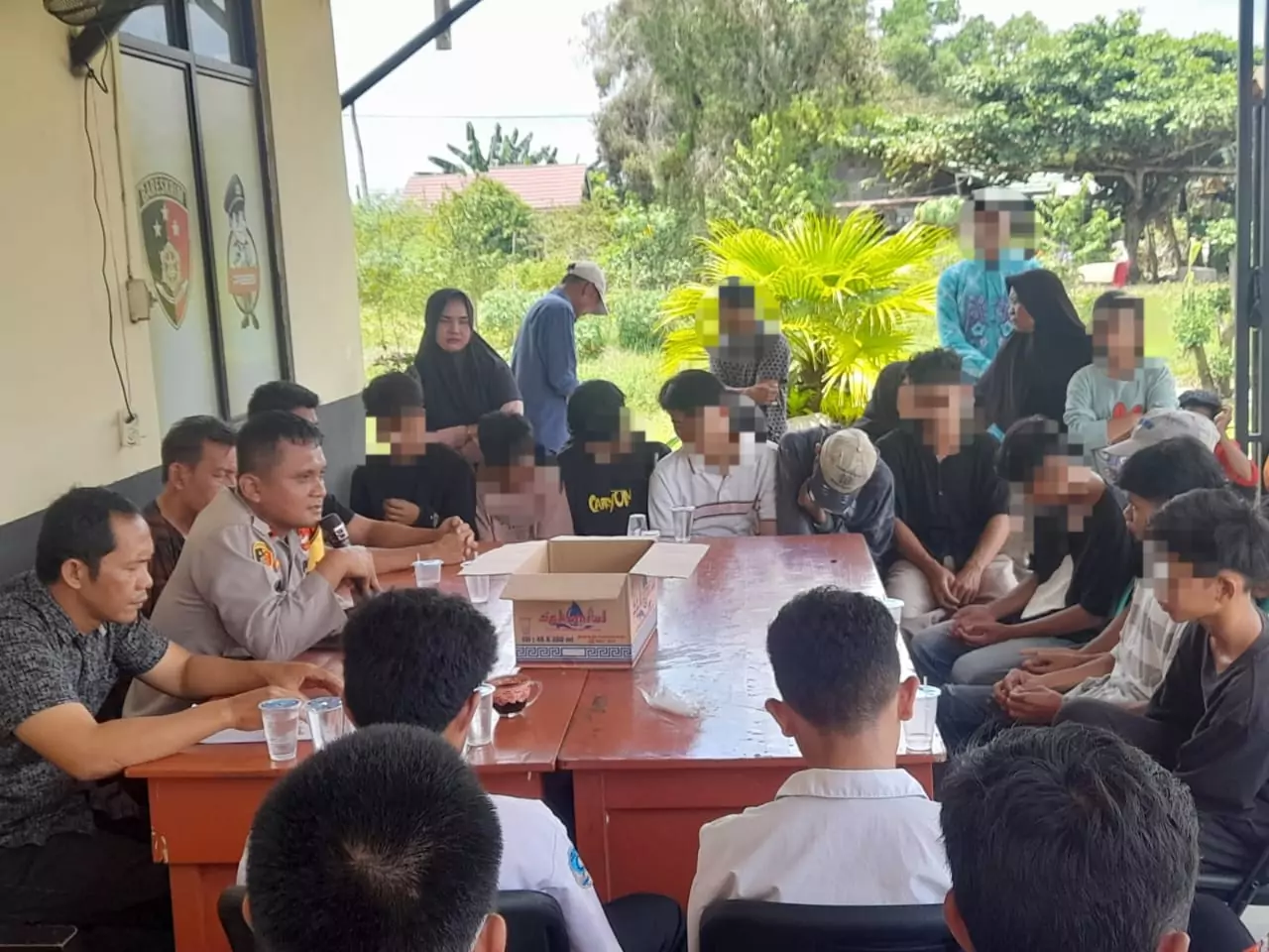 Polsek Sungai Tabuk gelar pertemuan antar dua belah pihak yang terlibat perkelahian di Jalan Gubernur Syarkawi, Desa Pematang Panjang, Sungai Tabuk, Sabtu (21/9/24). Foto: Polsek Sungai Tabuk