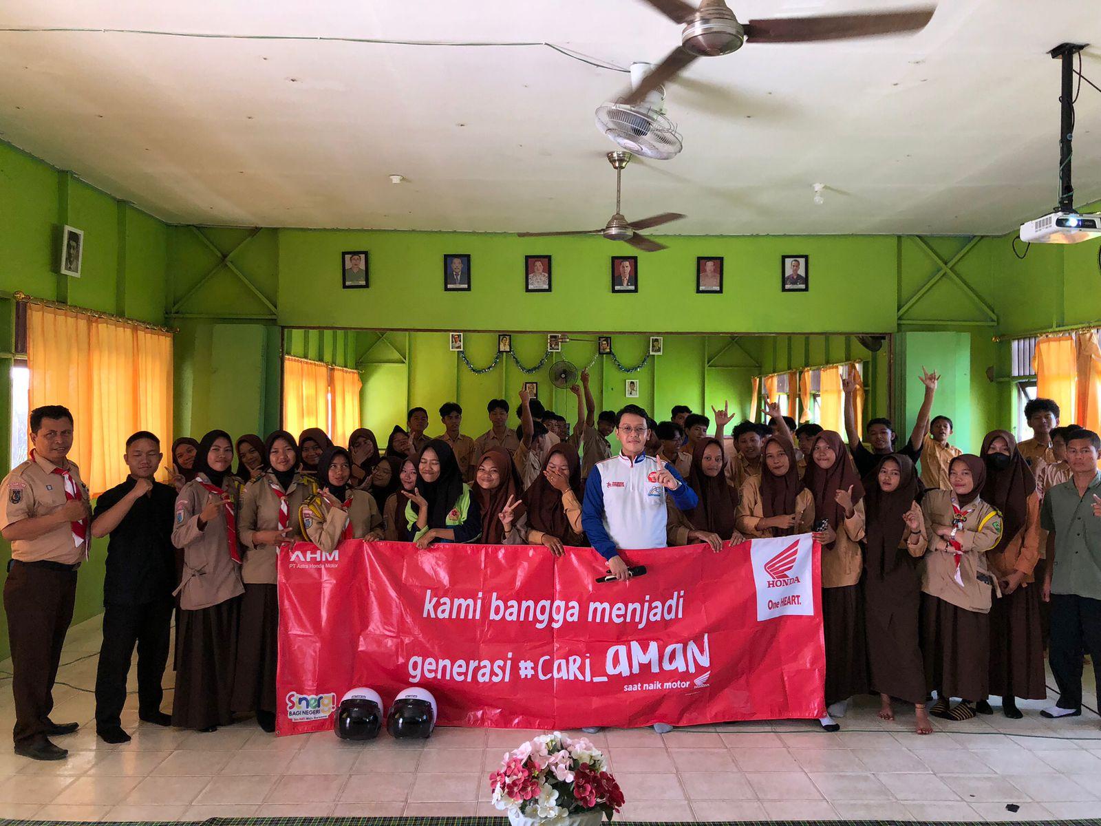 Trio Motor Berikan Edukasi Safety Riding untuk Siswa SMAN 1 Alalak. Foto: Trio Motor