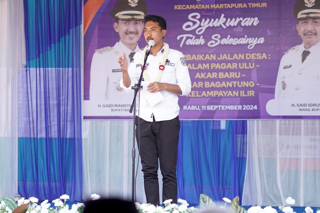 Bupati Banjar H Saidi Mansyur yang menghadiri syukuran setelah rampung dikerjakan perbaikan ruas jalan Desa Dalam Pagar Ulu – Akar Baru – Akar Bagantung – Kelampayan Ilir, Pemerintah Kecamatan Martapura Timur gelar syukuran di halaman Gedung Pertemuan Pengirak Desa Akar Bagantung, Rabu (11/9/2024) siang. Foto: Pemkab Banjar