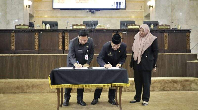 Penandatanganan persetujuan bersama oleh Pimpinan DPRD Provinsi Kalsel dan Gubernur Kalsel, H Sahbirin Noor yang diwakili oleh Sekretaris Daerah, Ir Roy Rizali Anwar pada Rapat Paripurna DPRD Kalsel, Senin (2/9/24) siang. Foto: DPRD Kalsel