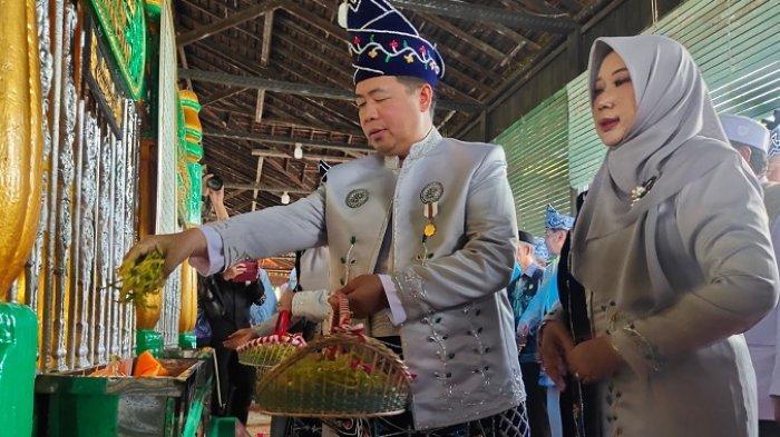 Walikota Banjarmasin, H. Ibnu Sina didampingi Ketua TP PKK Kota Banjarmasin, Hj. Siti Wasilah lakukan tabur bungan di Makam Sultan Suriansyah, Sabtu (21/9/24). Foto: @ibnusina