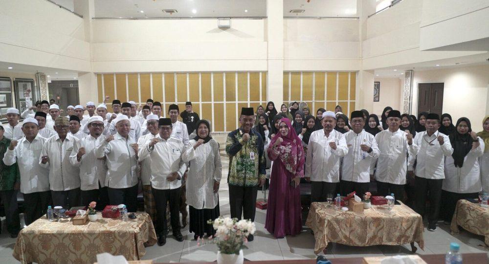 Staf Ahli Bidang Pemerintahan, Hukum dan Politik, Adi Santoso, melepas secara resmi kafilah MTQ Kalimantan Selatan yang akan mengikuti MTQ Nasional ke-30 yang akan di laksanakan di Samarinda Kalimantan Timur di Aula Asrama Haji Embarkasi Banjarmasin pada Kamis (5/9/2024). Foto: Adpim Kalsel