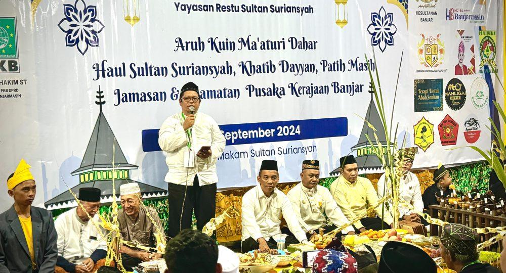 Staf Ahli Bidang Pemerintahan, Hukum, dan Politik, Adi Santoso, S.Sos., M.Si saat menyampaikan sambutan pada acara Aruh Kuin Ma'aturi Dahar sekaligus peringatan Haul Sultan Suriansyah, Khatib Dayyan, Patih Masih, Jamasan dan selamatan Pusaka Kerajaan Banjar yang berlangsung di Kompleks Pemakaman Sultan Suriansyah, Kamis (19/9/24).